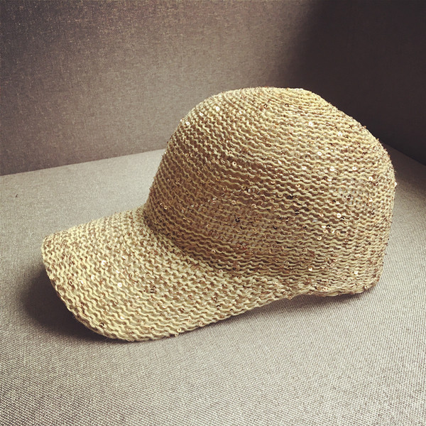 Актуална плетена дишаща шапка с пайети