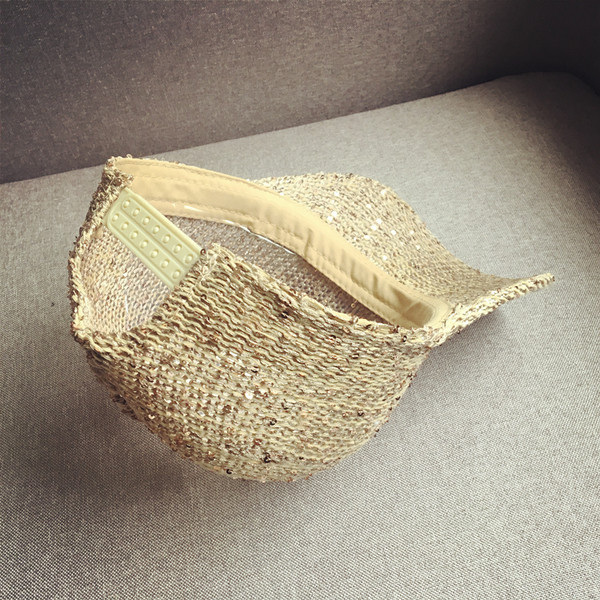 Актуална плетена дишаща шапка с пайети