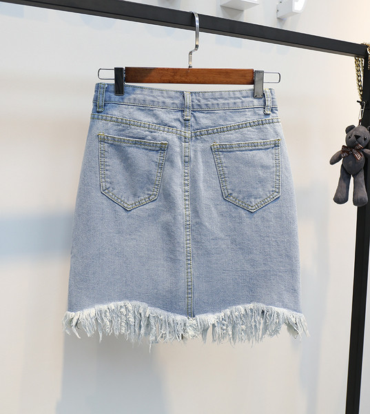 Μια μεγάλη καθημερινή κυρίες τζιν φούστα με κεντήματα και βλεφαρίδες