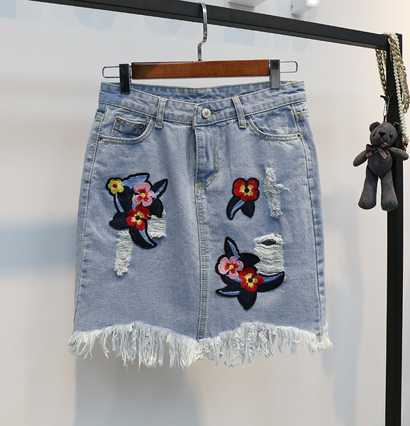 Μια μεγάλη καθημερινή κυρίες τζιν φούστα με κεντήματα και βλεφαρίδες