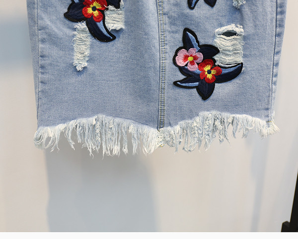 Μια μεγάλη καθημερινή κυρίες τζιν φούστα με κεντήματα και βλεφαρίδες