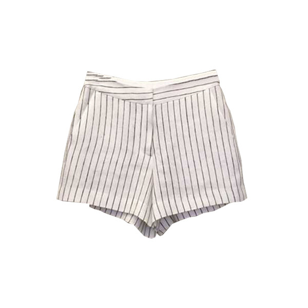 Αθλητισμός και κομψές κυρίες ριγέ σορτς