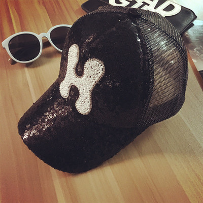 Πολλά διαφορετικά μοντέλα καπέλα μόδας κυρίες