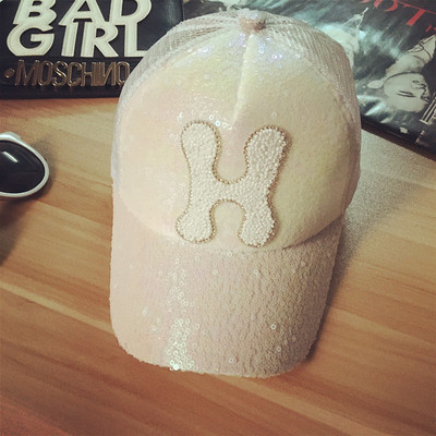 Πολλά διαφορετικά μοντέλα καπέλα μόδας κυρίες