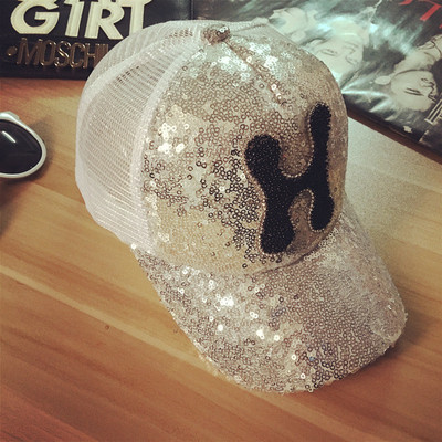 Πολλά διαφορετικά μοντέλα καπέλα μόδας κυρίες