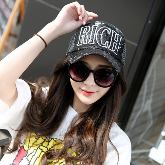 Πολλά διαφορετικά μοντέλα καπέλα μόδας κυρίες