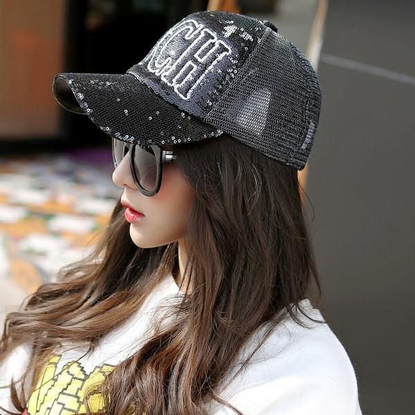 Πολλά διαφορετικά μοντέλα καπέλα μόδας κυρίες