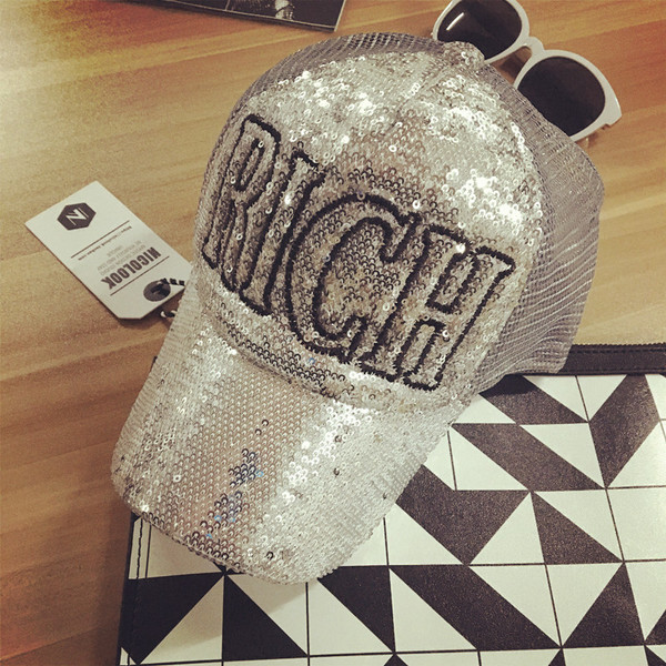 Πολλά διαφορετικά μοντέλα καπέλα μόδας κυρίες