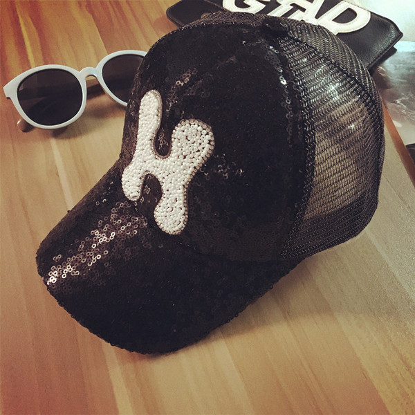 Πολλά διαφορετικά μοντέλα καπέλα μόδας κυρίες