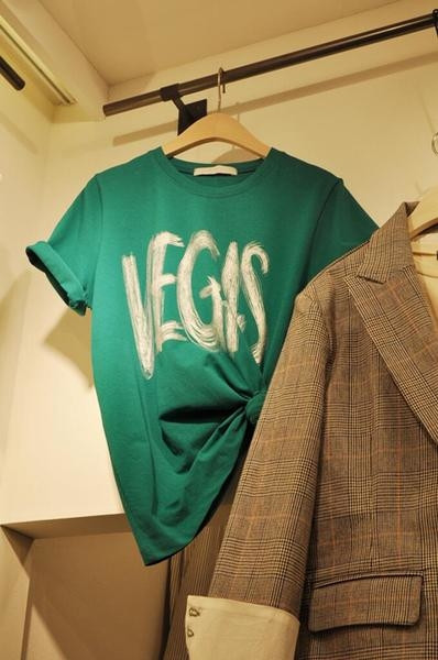 πολύ κομψή μπλούζα με κοντά μανίκια σε δύο χρώματα