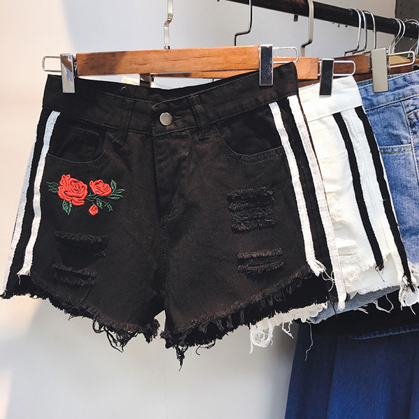 Οι γυναίκες τζιν σορτς σε μαύρο και λευκό με κέντημα