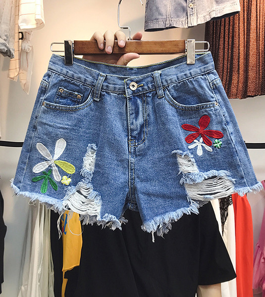Κυρίες σορτς με κεντήματα κατάλληλο για καθημερινή