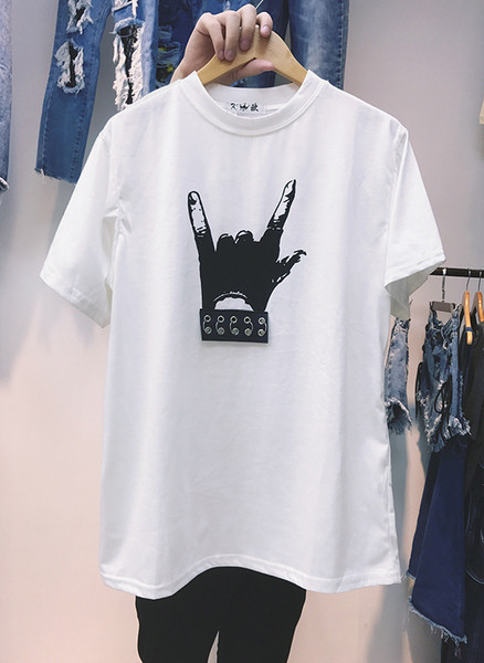 Страхотна дамска бяла тениска с къс ръкав и метални нитове