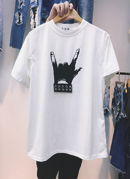 Страхотна дамска бяла тениска с къс ръкав и метални нитове