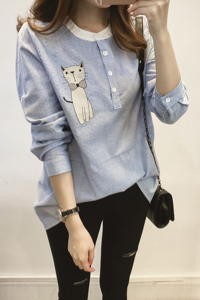 Μακριά μεγάλη κυρίες πουκάμισο με κεντημένο γάτα