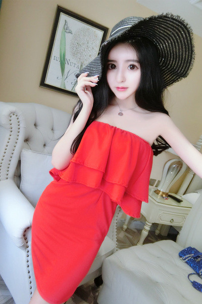 Μεγάλη κυρίες μικρό κόκκινο αμάνικο φόρεμα