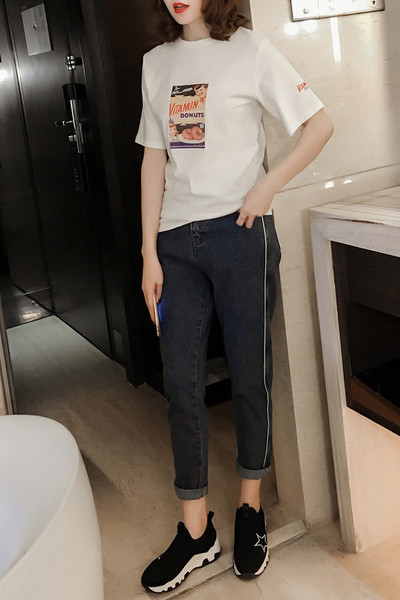 Λευκό T-shirt με κοντά μανίκια και μεγάλη ενδιαφέρουσα σφραγίδα