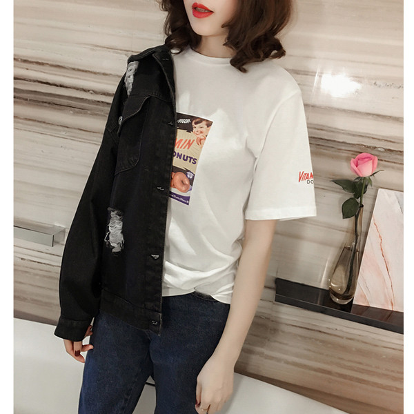 Λευκό T-shirt με κοντά μανίκια και μεγάλη ενδιαφέρουσα σφραγίδα