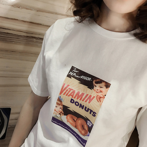 Λευκό T-shirt με κοντά μανίκια και μεγάλη ενδιαφέρουσα σφραγίδα