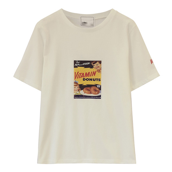 Λευκό T-shirt με κοντά μανίκια και μεγάλη ενδιαφέρουσα σφραγίδα