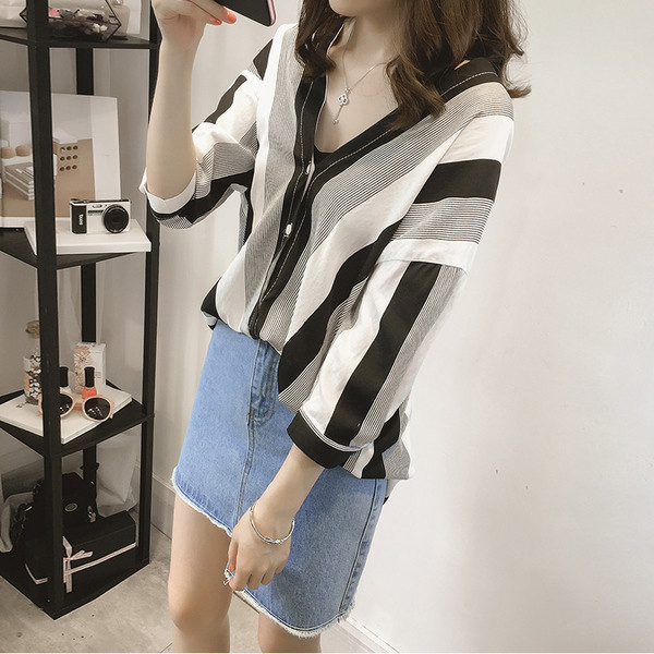 Κομψή καλοκαίρι μοτίβο μακρύ λεπτό πουκάμισο με μεγάλες ρίγες