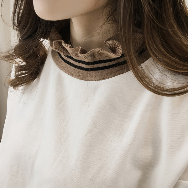 Κομψή μπλούζα με μακριά μανίκια με βολάν σε λευκό και μαύρο