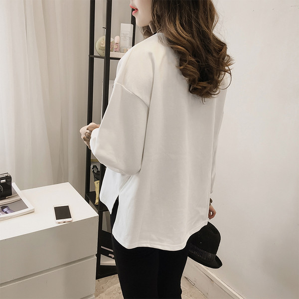 Κομψή μπλούζα με μακριά μανίκια με βολάν σε λευκό και μαύρο