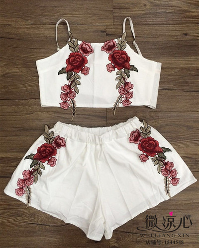 Πολύ απαλή καθημερινή κυρίες κοστούμι με όμορφα κεντήματα