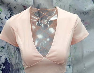 Πολύ απαλή μπλούζα κυρία με κοντά μανίκια και δια-συνδέσεις πίσω