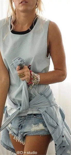 Μεγάλη κυρίες σύντομη τζιν με τρύπες