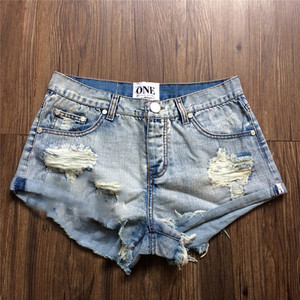 Μεγάλη κυρίες σύντομη τζιν με τρύπες