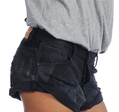 Μεγάλη κυρίες σύντομη τζιν με τρύπες