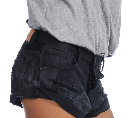 Μεγάλη κυρίες σύντομη τζιν με τρύπες