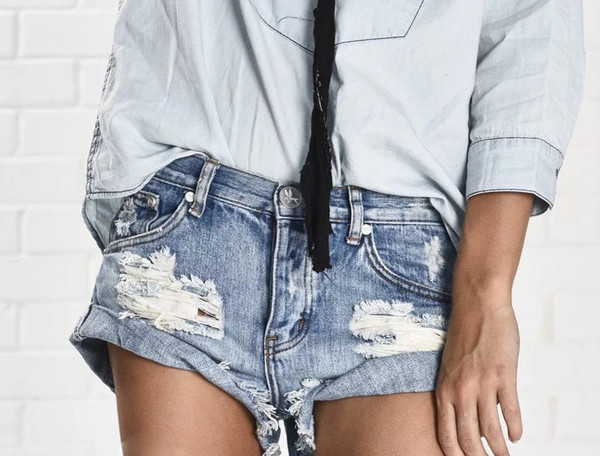 Μεγάλη κυρίες σύντομη τζιν με τρύπες