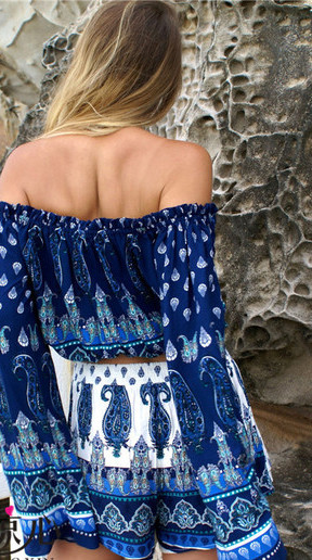 Οι γυναίκες δύο μέρη σε τρία διαφορετικά χρώματα