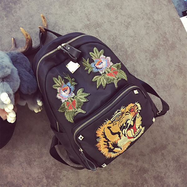 Черна дамска раничка с много красива бродерия