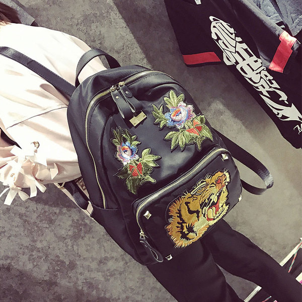 Черна дамска раничка с много красива бродерия