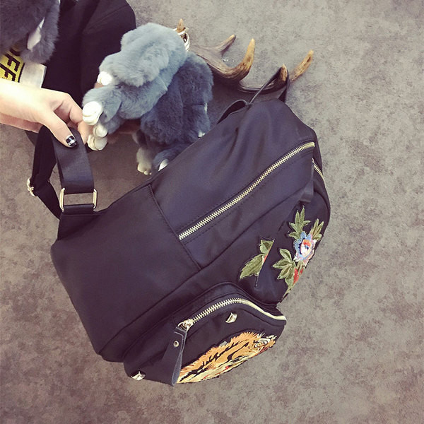 Черна дамска раничка с много красива бродерия