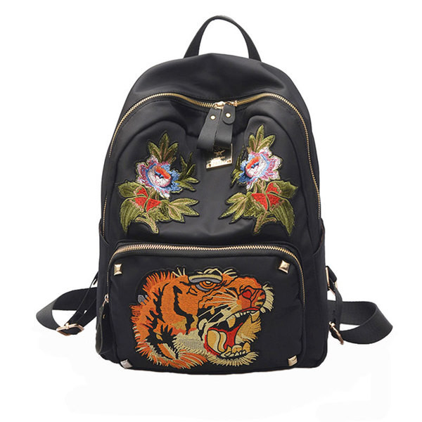 Черна дамска раничка с много красива бродерия