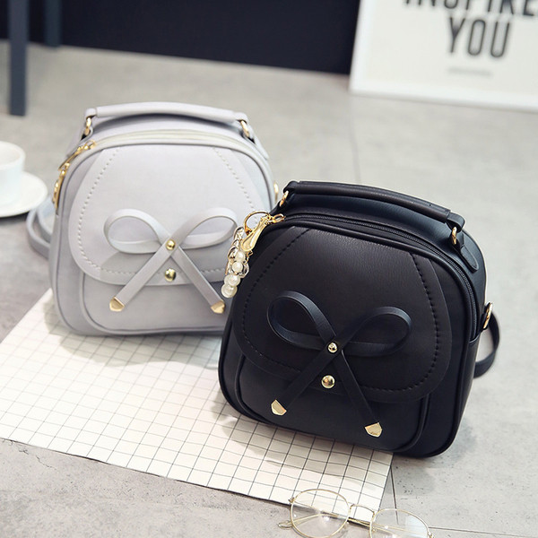  Γυναικείο ακίδιο ιμάντα ώμου πάνω από τον ώμο της σε τρία χρώματα