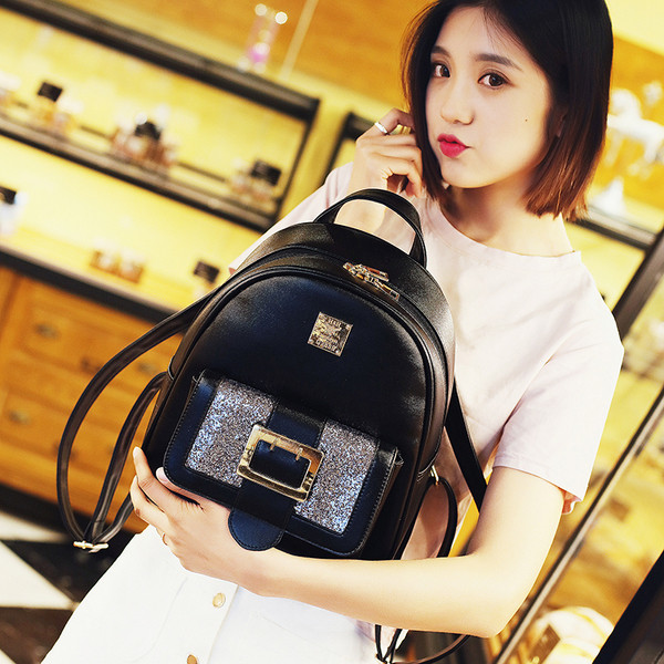 Καθημερινά δερμάτινα σακίδια σε τρία διαφορετικά χρώματα