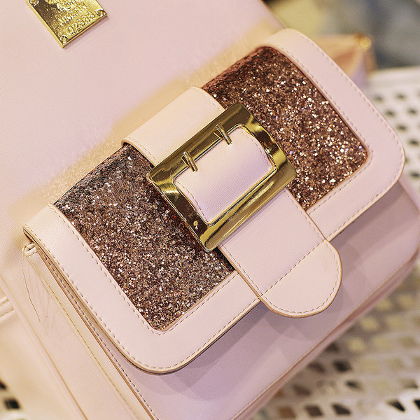 Καθημερινά δερμάτινα σακίδια σε τρία διαφορετικά χρώματα