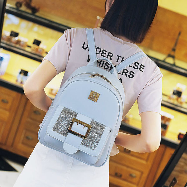 Καθημερινά δερμάτινα σακίδια σε τρία διαφορετικά χρώματα