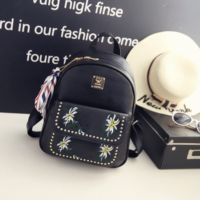 Πολύ μοντέρνο και κομψό γυναικείο σακίδιο με κεντήματα  άνθη