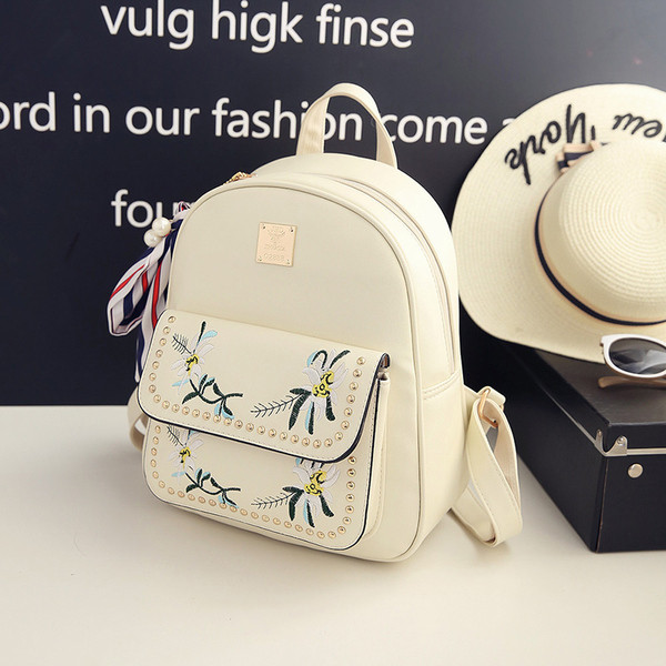 Πολύ μοντέρνο και κομψό γυναικείο σακίδιο με κεντήματα  άνθη