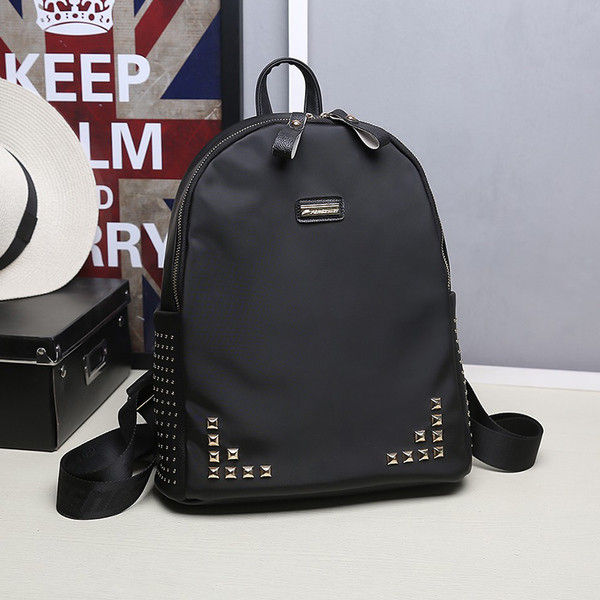 Πολύ κομψή τσάντα με μακριές λαβές για τον ώμο και το χρυσό καρφιά