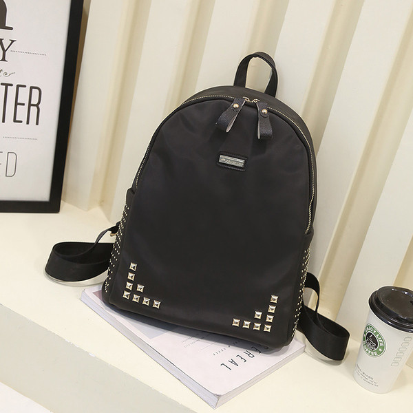 Πολύ κομψή τσάντα με μακριές λαβές για τον ώμο και το χρυσό καρφιά