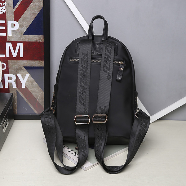 Πολύ κομψή τσάντα με μακριές λαβές για τον ώμο και το χρυσό καρφιά