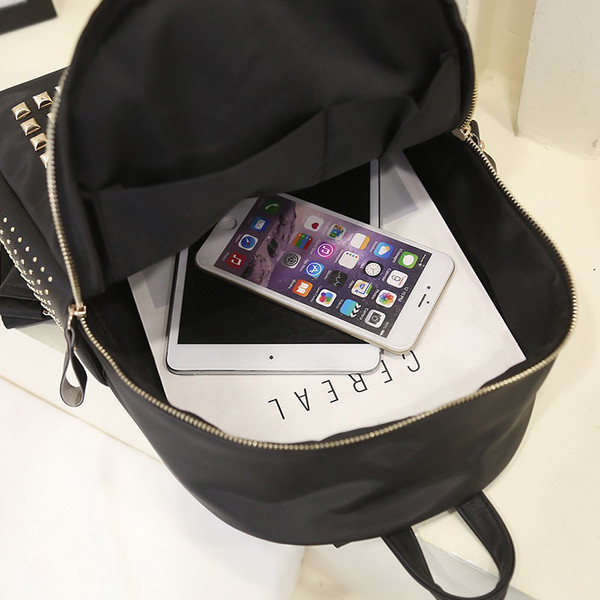 Πολύ κομψή τσάντα με μακριές λαβές για τον ώμο και το χρυσό καρφιά