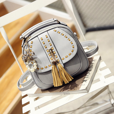 Hit σακίδιο με μακριά λαβή πάνω από τον ώμο της σε τρία διαφορετικά χρώματα